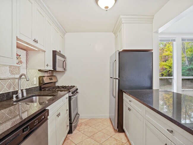 Building Photo - 160 Fairfield Woods Rd