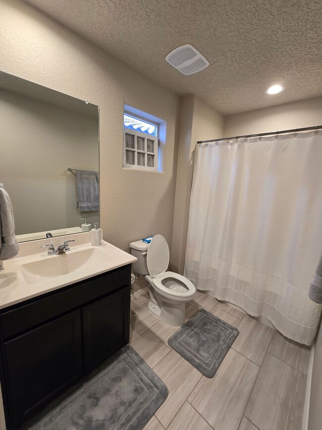 Building Photo - 4 bedroom in Los Diamantes