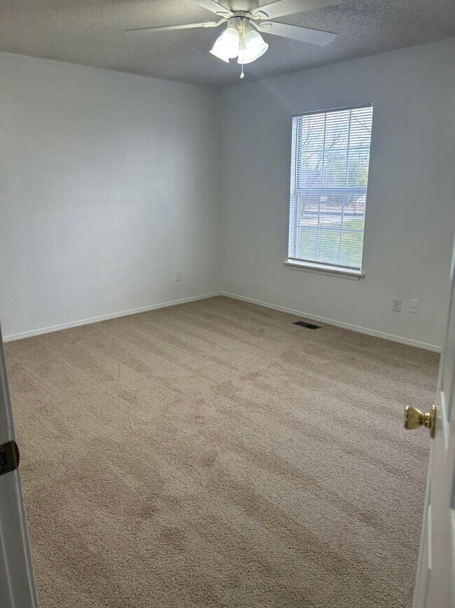 Building Photo - 1013 SE 5th St