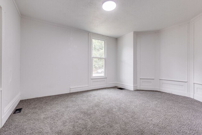Building Photo - 240 Hazelwood Ave