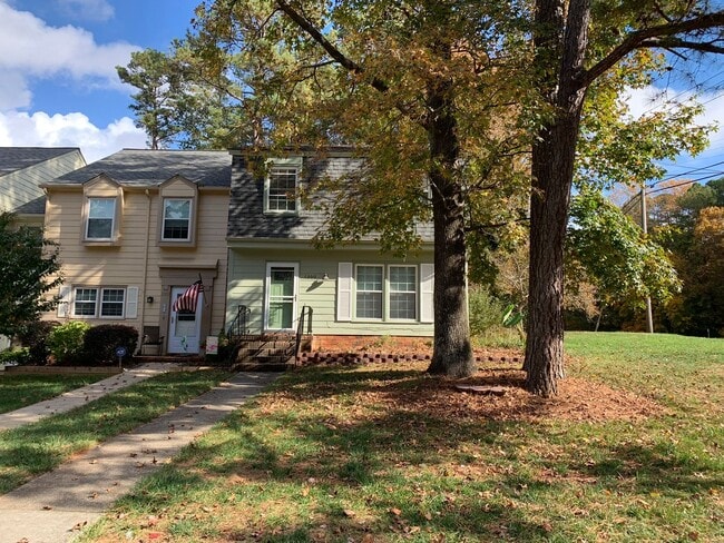 Building Photo - Available Now! Limited time price DROP! - End unit townhome