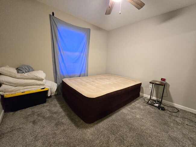 Building Photo - 4 Bedroom Townhome for Rent in Normal!