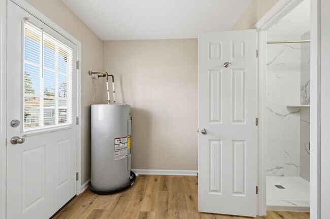 Building Photo - Colonial Heights