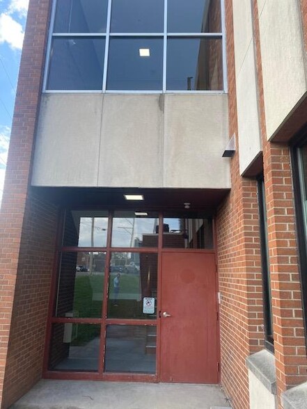 Building Photo - 19 E Race St