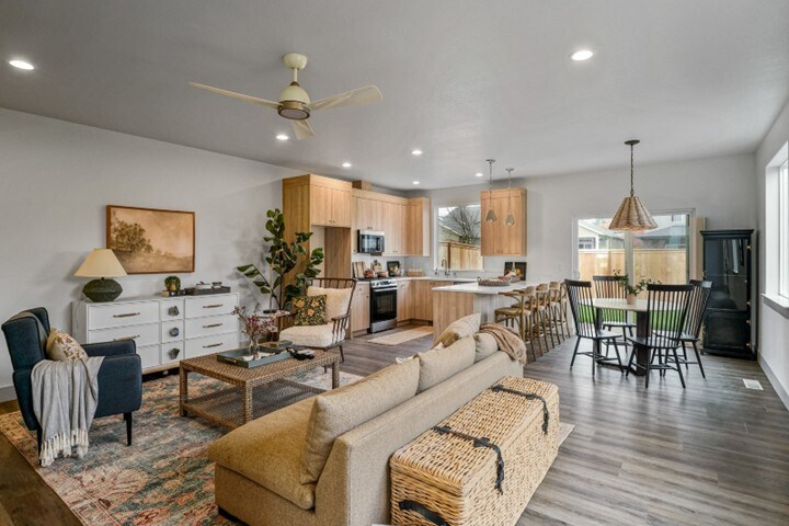 Building Photo - 1321 Oppek St NE