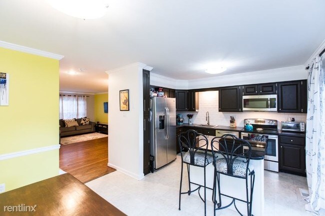 Building Photo - 3 br, 2.5 bath Townhome - 7111 Bradshaw Ct E