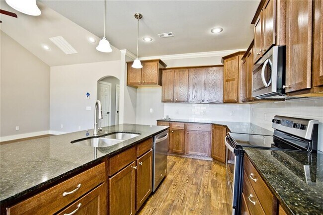 Building Photo - 207 Alder St