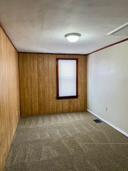 Building Photo - 222 E 4th St