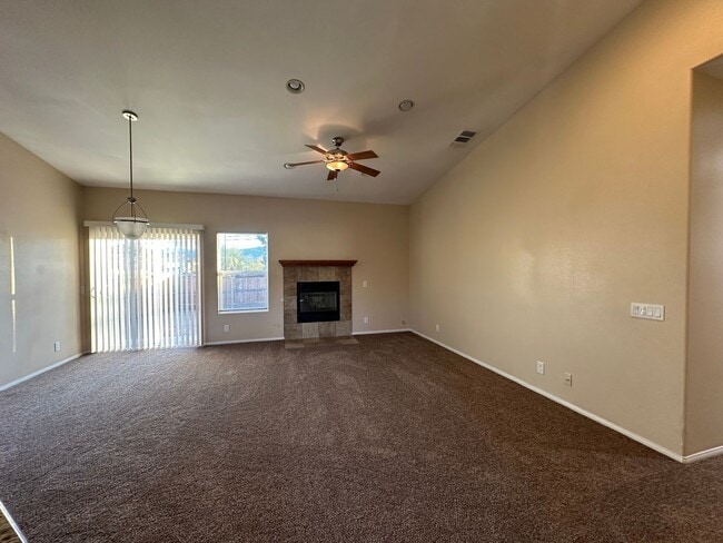 Building Photo - 3 Bedroom home in the beloved Joshua Tree area