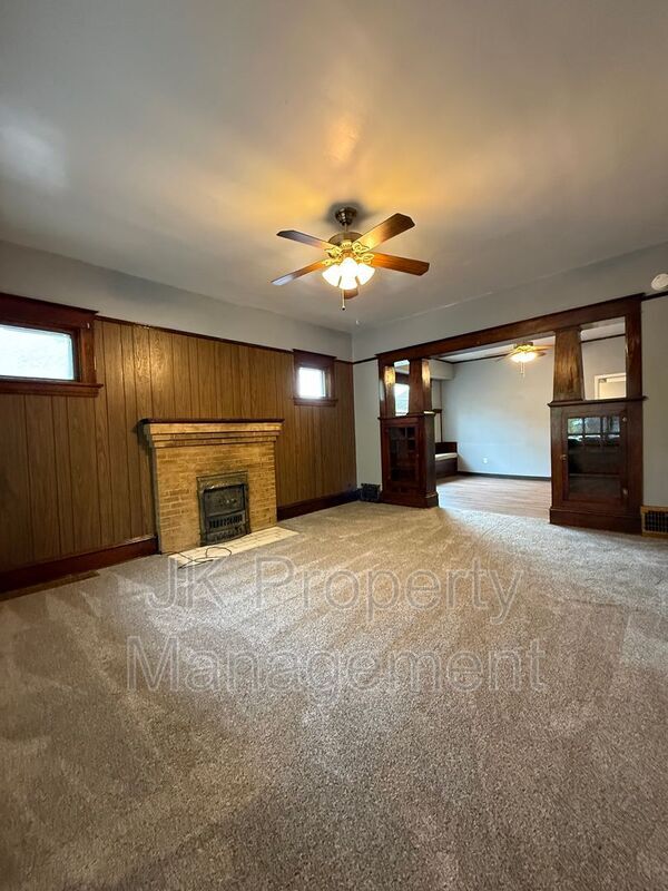 Building Photo - 609 6th Ave N
