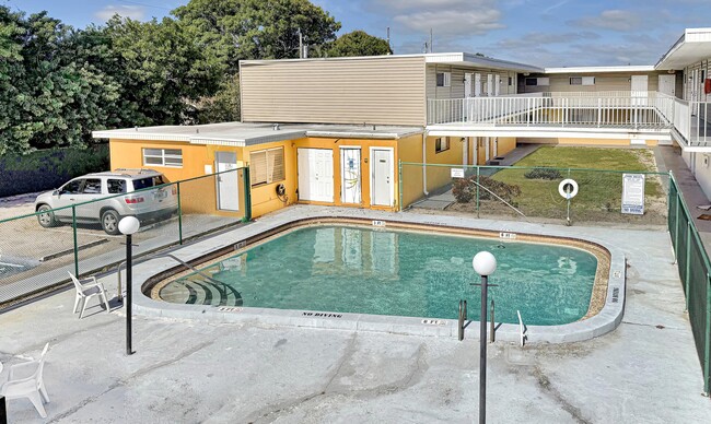 Building Photo - 1500 Crescent Cir