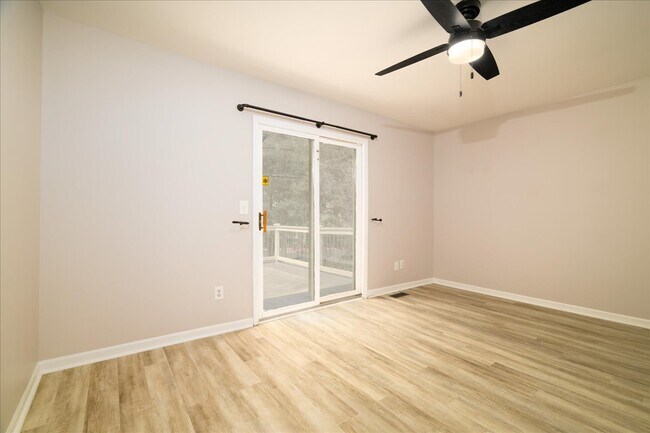 Building Photo - 38291 River Park Dr