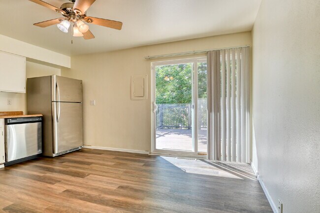 Building Photo - Fantastic Home In Village Seven For Rent