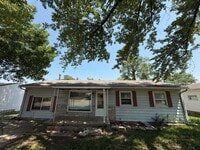 Building Photo - 3 Bedroom Single family with fenced in yard