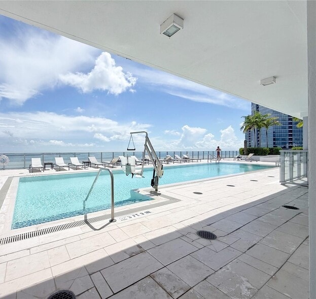 Building Photo - 1300 Brickell Bay Dr