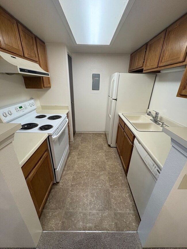 Building Photo - 1 - Bedroom / 1-Bath Penthouse Unit with I...