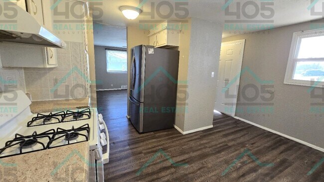 Building Photo - 3 Bedroom in MWC!
