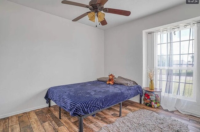 Building Photo - 125 SE Churchill Way