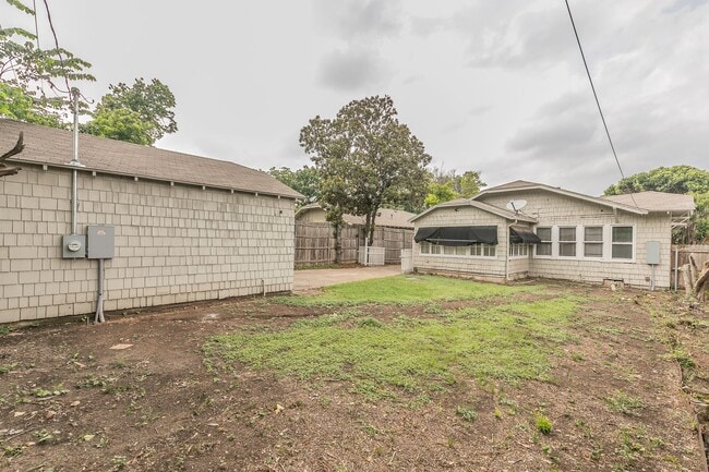 Building Photo - PRETTY HOME NORTH OF THE BRICKS in the CUL...