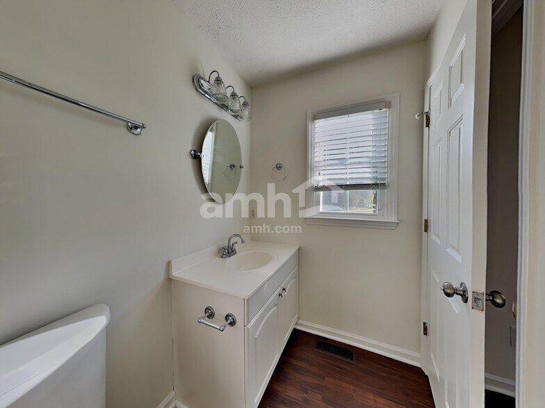 Building Photo - 541 Clyde Dr