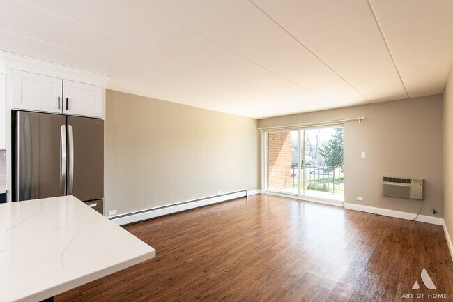 Building Photo - 18 E Old Willow Rd