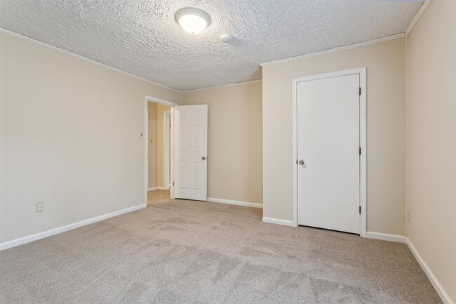 Building Photo - 4BR | 2 Full Baths | Downtown Newport News