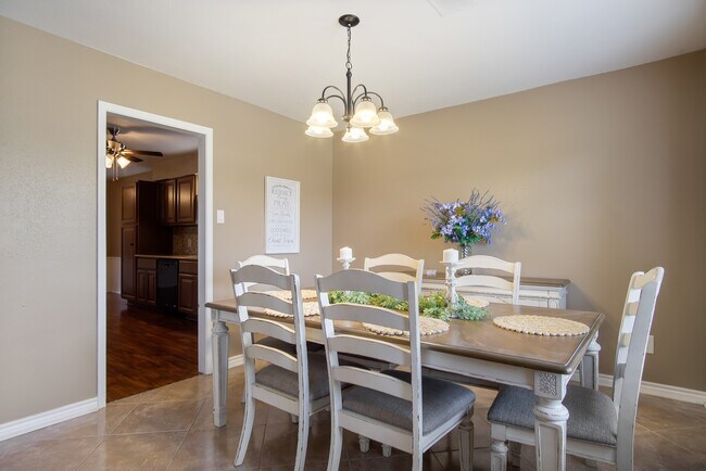 Building Photo - 706 Yale Ln