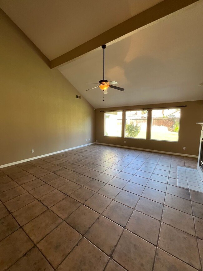 Building Photo - Spacious Four Bedroom Home in Figarden Loo...