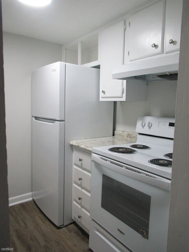 Building Photo - 2 br, 1.5 bath Townhome - 611 E 11th St Pi...