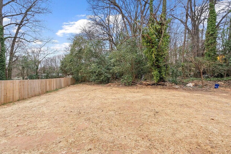 Building Photo - Room in House on Kenhill Dr