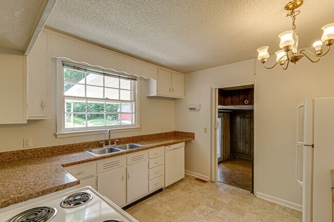 Building Photo - Cozy One Story, 3 bedroom, 2 baths, 1411 sqft