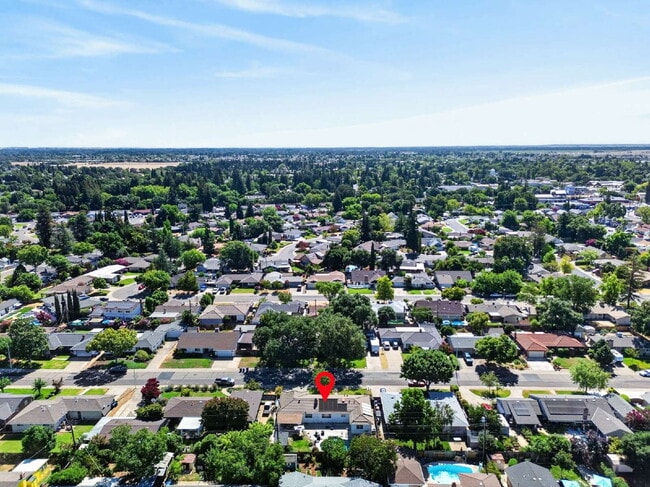 Building Photo - Spacious 4-Bed Oasis with 2 Full Baths