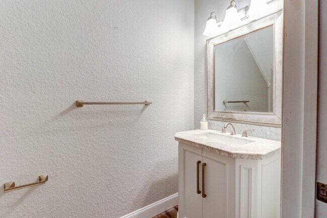 Building Photo - Gated Tampa Palms Townhome with 2-Car Garage, Screened Lanai & Community Pool