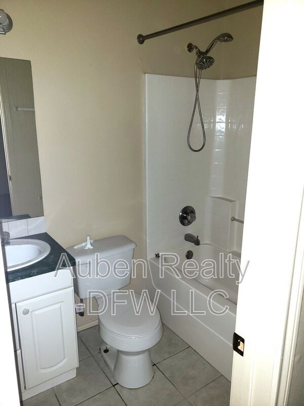 Building Photo - 114 Honey Bee Dr