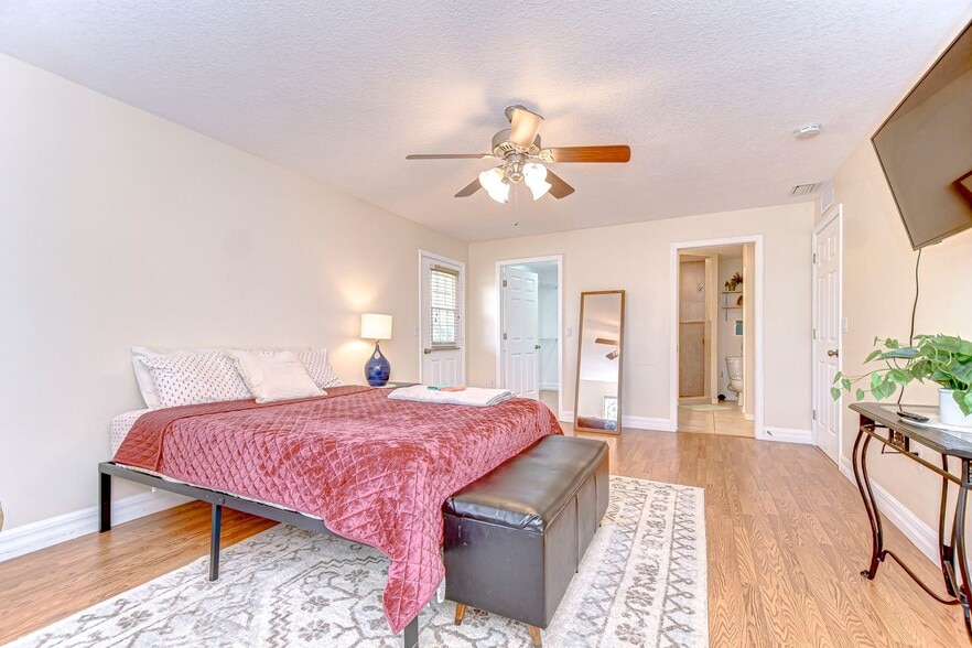Master bedroom comes with a queen bed and a private master ensuite - 5114 33rd St E