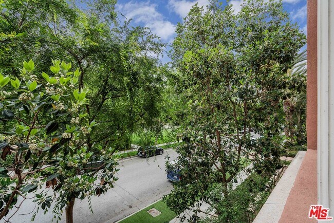 Building Photo - 6241 Crescent Park W