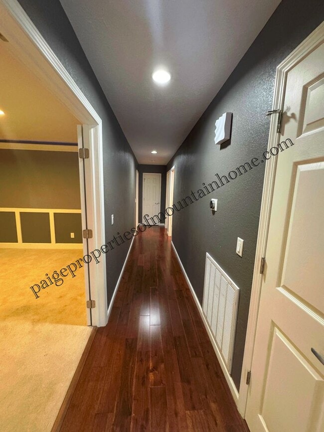 Building Photo - 4 Bed/2 Bath Home in Village Green