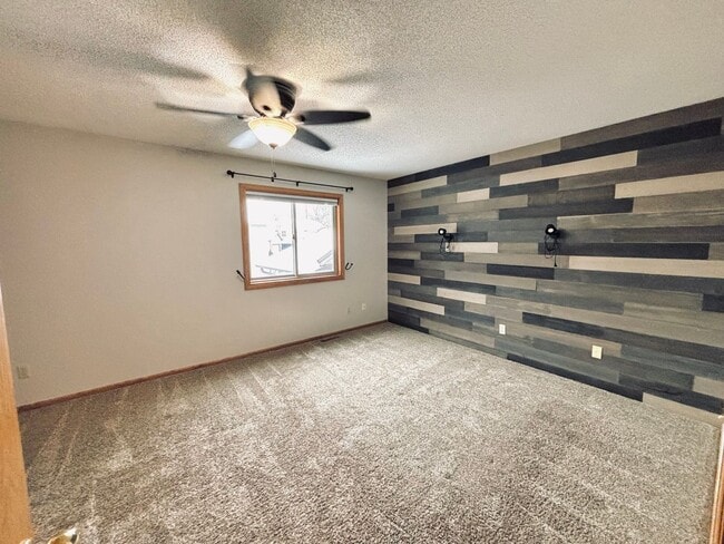 Building Photo - Stunning 4bed 2bath Home, With a Fully Fenced Yard.