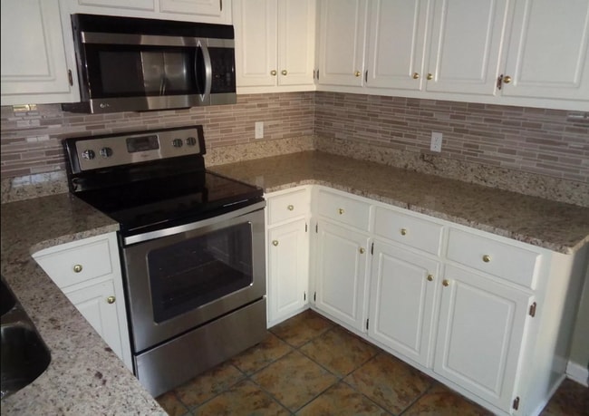 Building Photo - 3 Bed/ 3 Bath located just off South Lamar