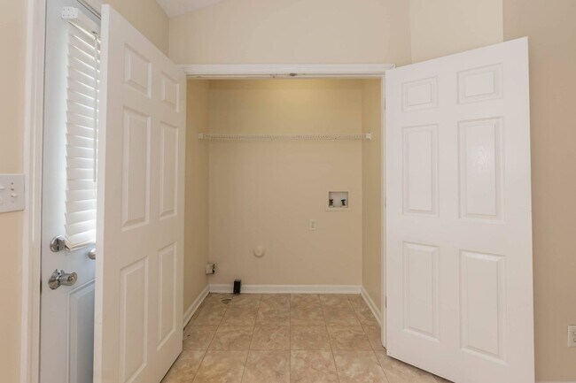 Building Photo - THREE BEDROOM HOME WITH LARGE YARD!
