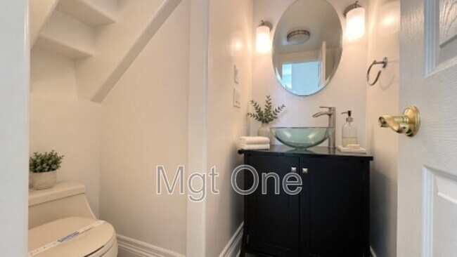 Building Photo - 819 W 15th St