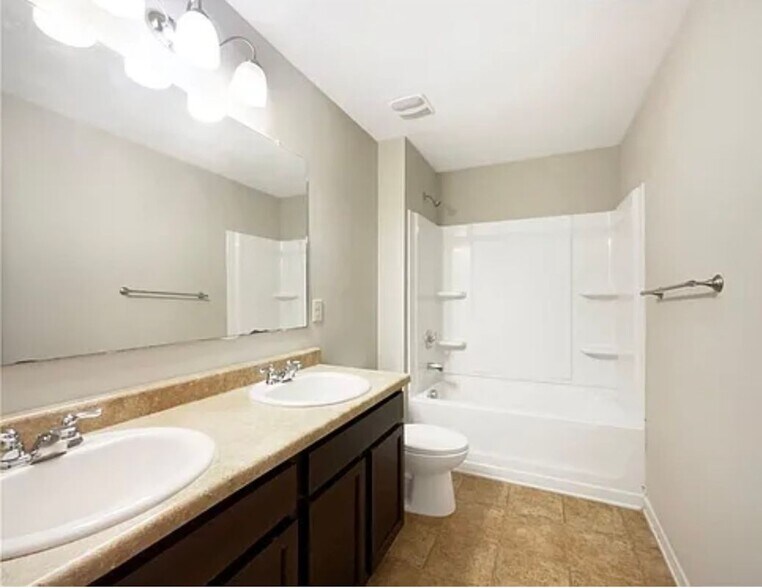 Building Photo - 444 Lake Ridge Ln