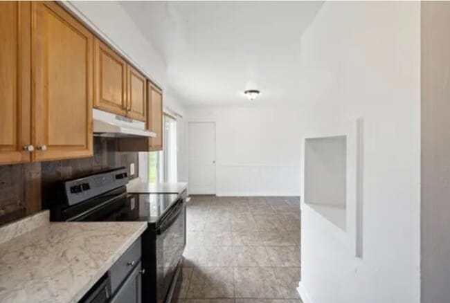 Building Photo - 4 Bedrooms 2 Bathroom