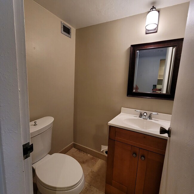 Guest restroom - 1228 West Ave