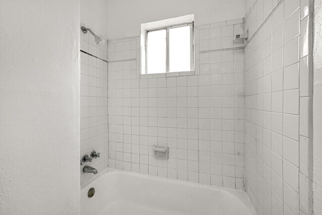 Building Photo - ¡Haz de este encantador estudio tu nuevo hogar!