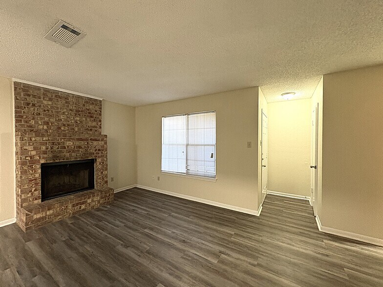 Building Photo - 3901 Hereford Ln