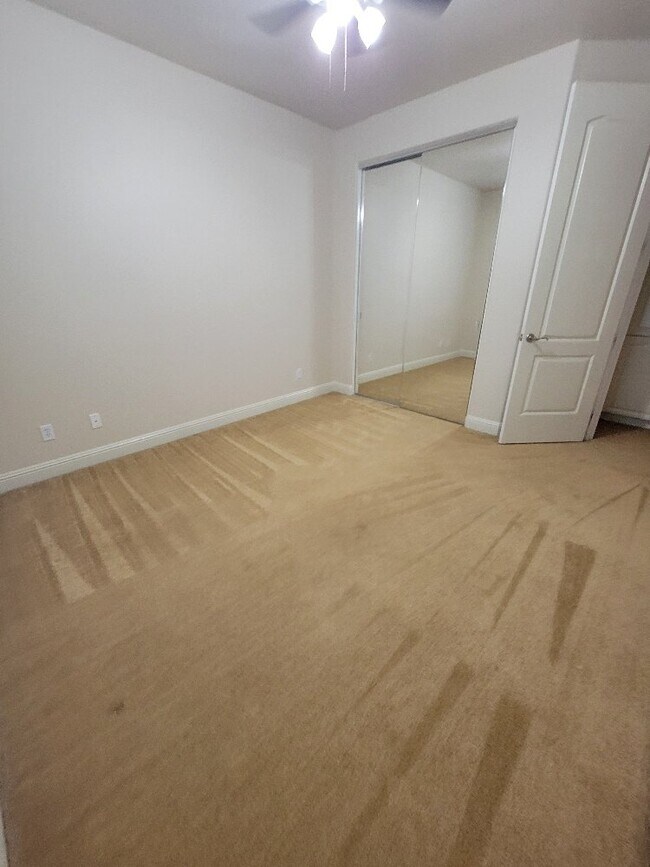 Building Photo - Beautiful 5 bedroom home in Empire Ranch