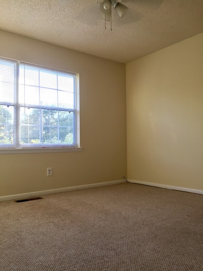 Building Photo - 2 Bed 1.5 Bath two story condo.