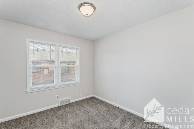 Building Photo - Remodeled Duplex Conveniently Located Near WSU! Section 8!