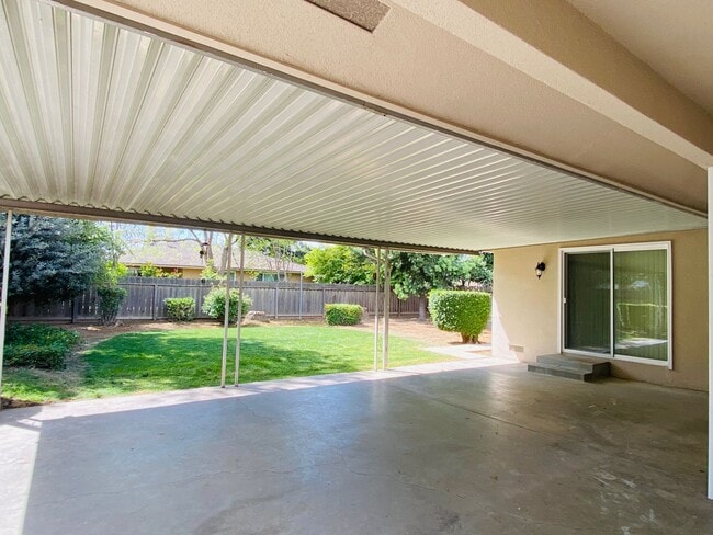 Building Photo - $2,395 Herndon & First, Spacious 4 Bedroom...